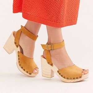 Free People Pasadena tan clogs 36